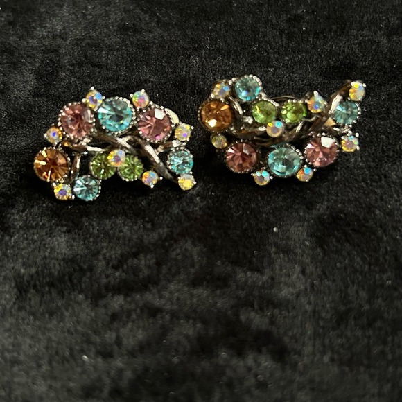 Vtg Rhinestone Clip On Earrings Aurora Borealis paisley shaped - Picture 9 of 10